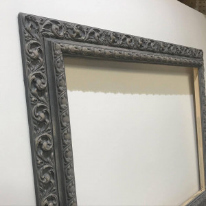 Cornice lavorata grigia