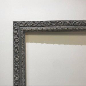 Cornice lavorata grigia
