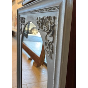 Cornice con pannello ad arco e fregi