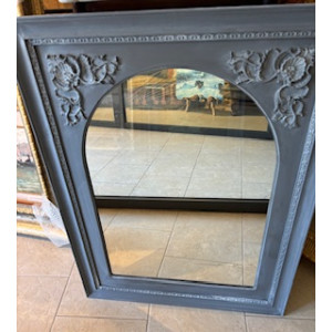 Cornice con pannello ad arco e fregi