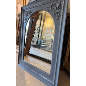 Cornice con pannello ad arco e fregi