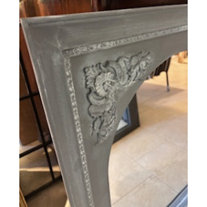 Cornice con pannello ad arco e fregi