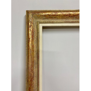 Cornice bordeaux e foglia oro con intagli sugli angoli