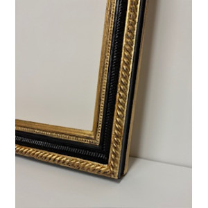 Cornice nera e doppio filo oro
