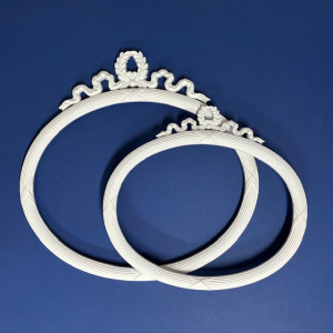 Cornice ovale inglese con fiocco
