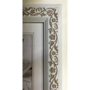 Cornice con fiori in rilievo Cornice con fiori in rilievo