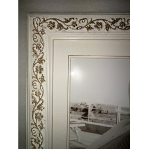 Cornice con fiori in rilievo
