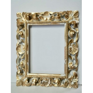 Cornice di legno intarsiata