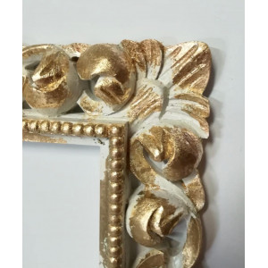 Cornice di legno intarsiata