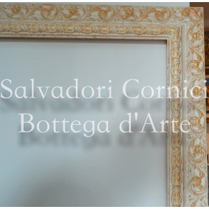 Cornice lavorata - avorio invecchiato sfumata oro Cornice lavorata - avorio invecchiato sfumata oro