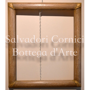 Cornice con taglio angolare coperto Cornice con taglio angolare coperto