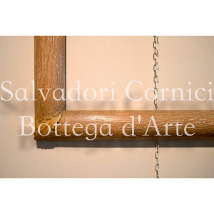 Cornice bombata avorio con fregi oro foglia sugli angoli Cornice bombata avorio con fregi oro foglia sugli angoli