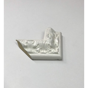 Cornice lavorata bianca